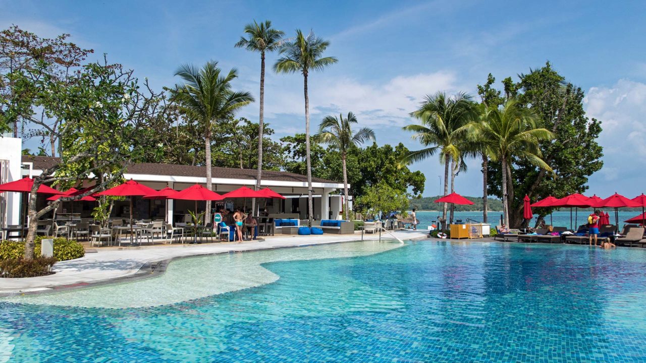 The swimming pool of the Amari Koh Samui hotel directly at Chaweng Beach