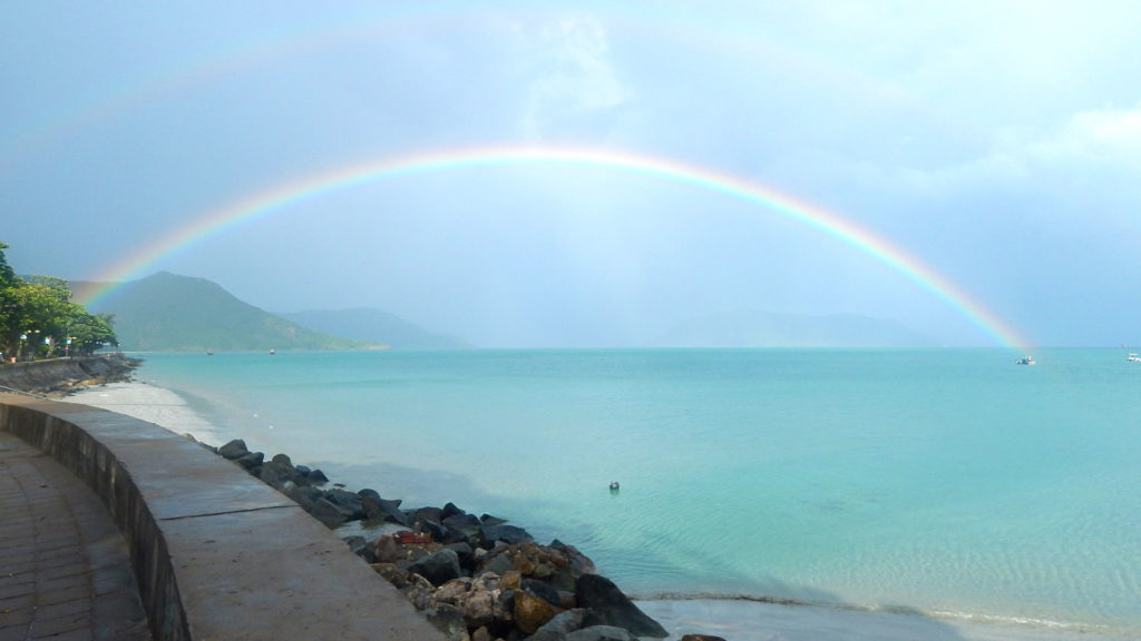 Regenbogen am Strand von Con Dao Town