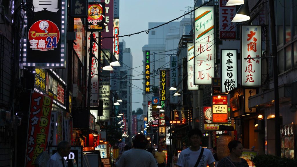 Leuchtreklamen in Tokio bei Nacht