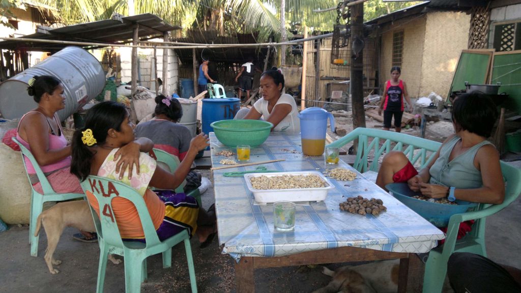 Schälen von Cashewnüssen im Haus vom Captain auf der Insel Iloc in Pical, Palawan