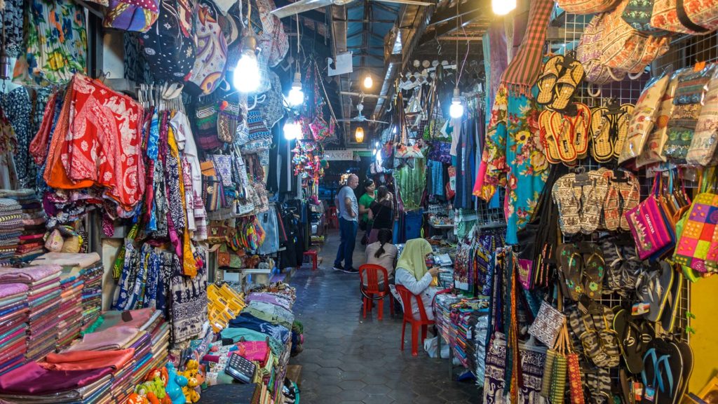 Im Inneren des Art Center Night Market am Fluss von Siem Reap