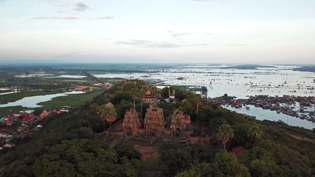 Aussicht auf den Tempel des Phnom Krom mit der DJI Mavic Drohne