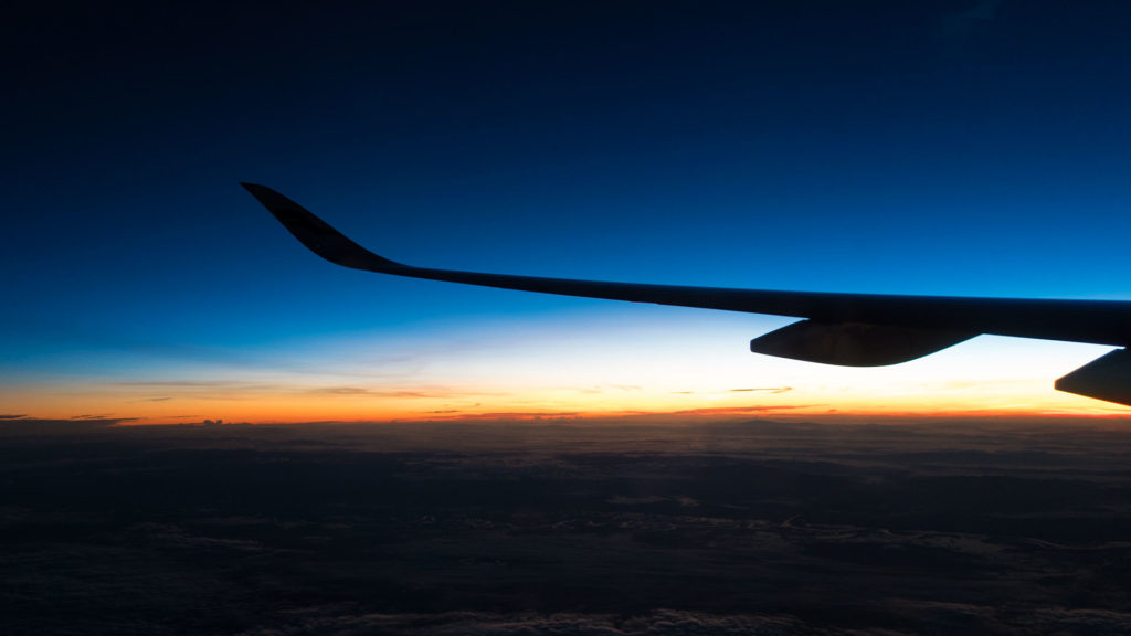 Sonnenaufgang am Horizont aus dem Flugzeug