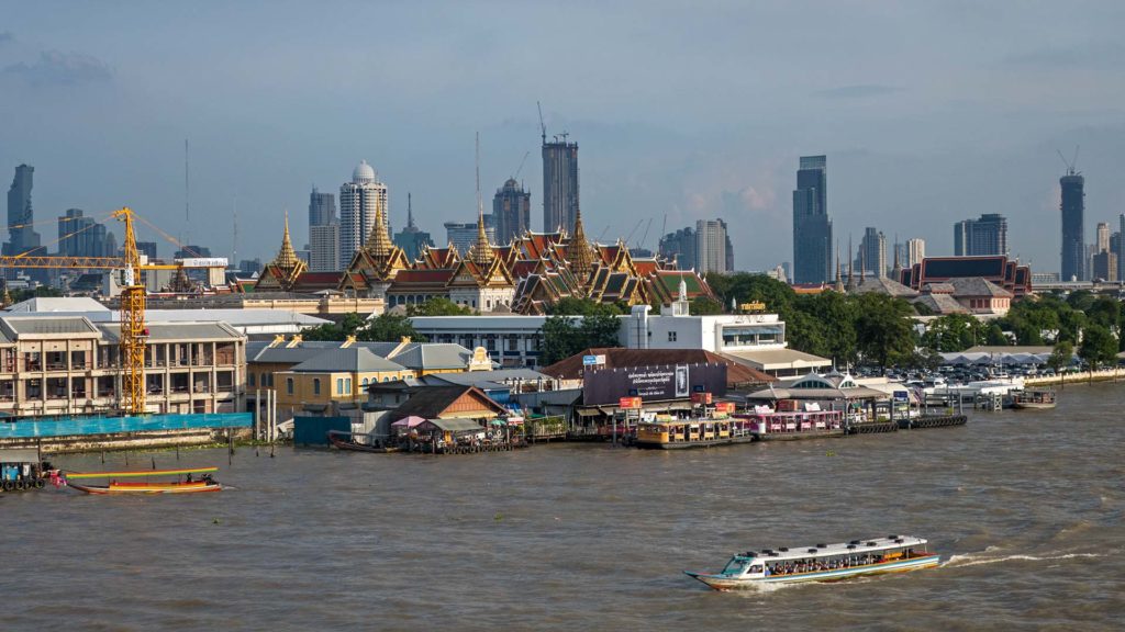 Aussicht von der 342 Bar auf den Königspalast in Bangkok