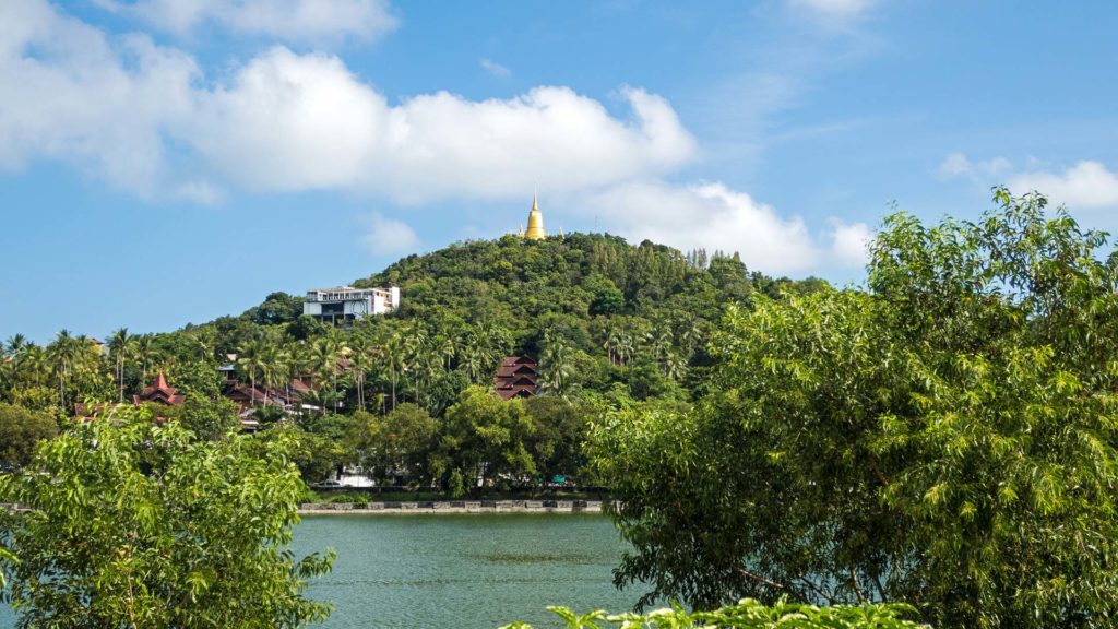 Aussicht auf die Khao Hua Jook Pagode vom Chaweng Lake in Koh Samui
