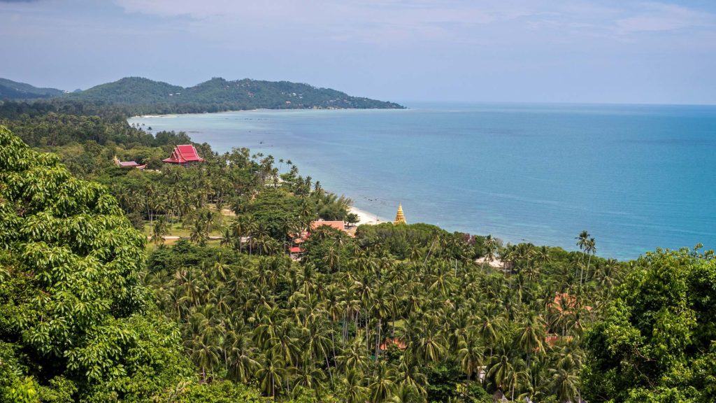 Die Aussicht vom Wat Rattanakosin auf die Küste von Koh Samui