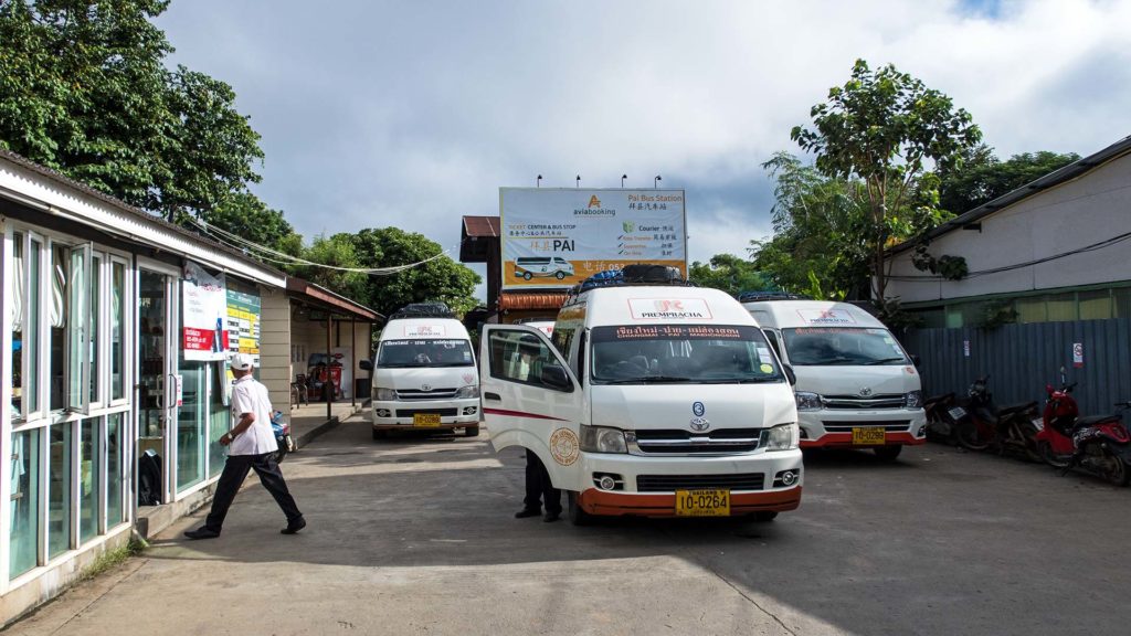 Minivans für die Strecke Chiang Mai nach Pai