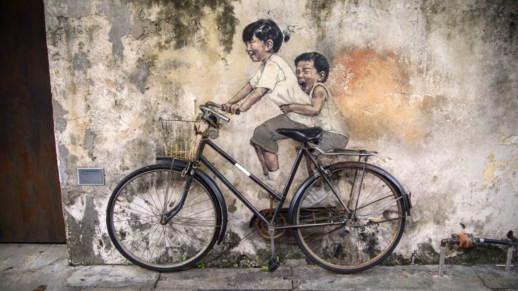 Street Art in George Town, Penang (Kinder auf Fahrrad)