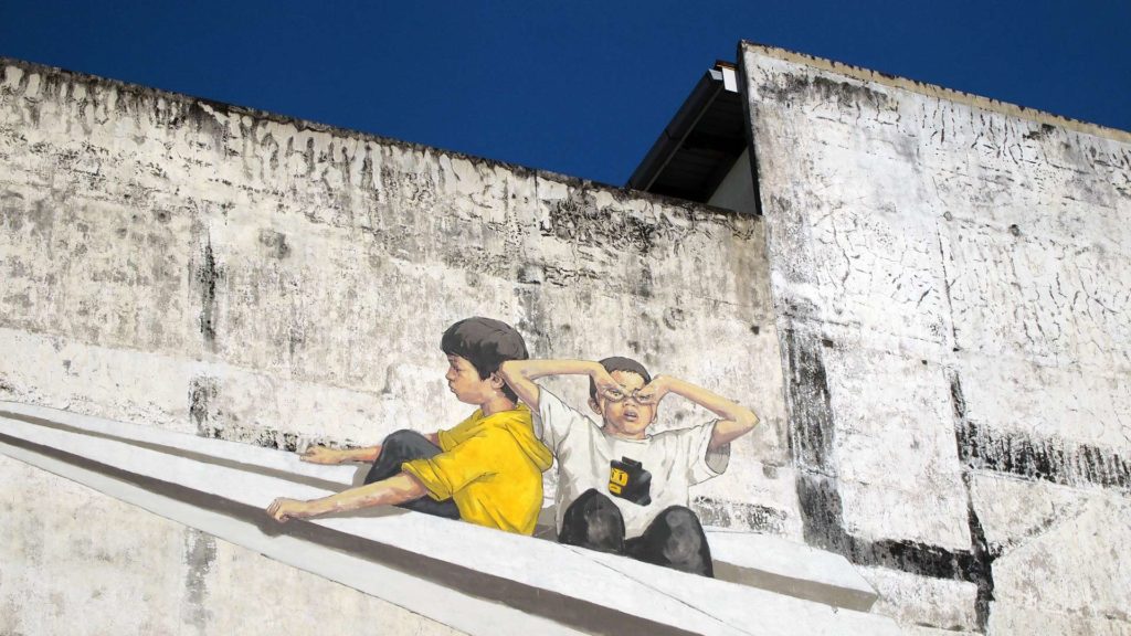 Street Art in Ipoh, Malaysia (Kinder in Papierflugzeug)