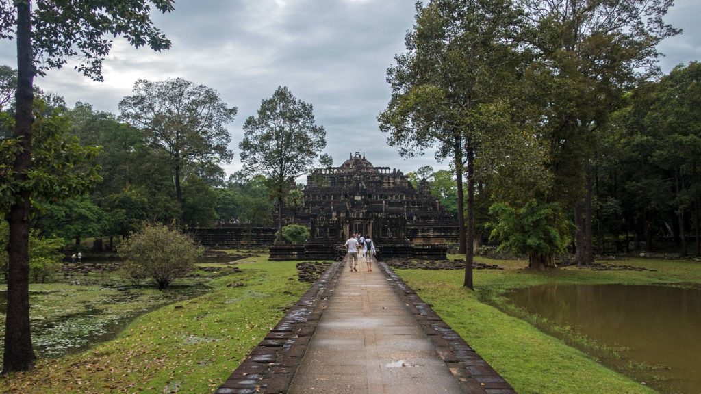 Der Weg zum Baphoun Tempel in Angkor Thom