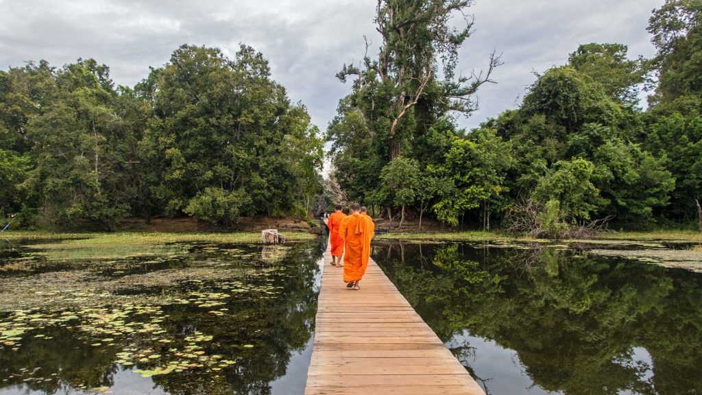 Mönche auf dem Steg zum Neak Pean Tempel von Angkor Wat