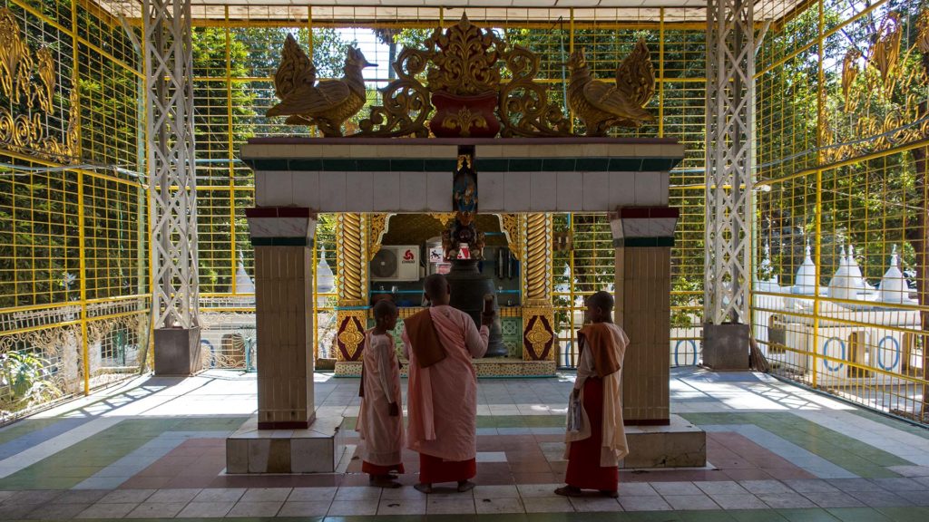 Buddhistische Nonnen am Shwethalyaung Buddha in Bago