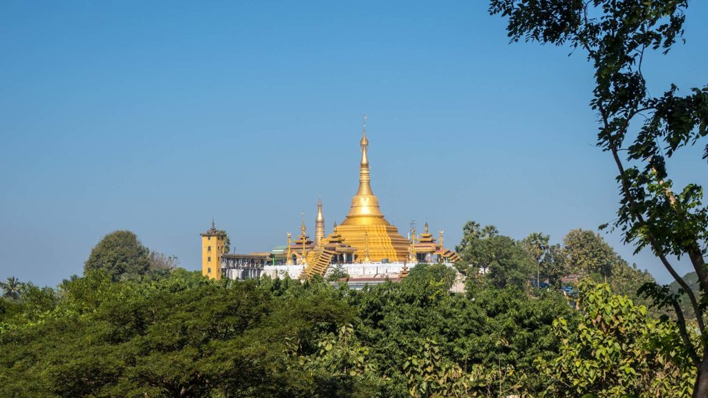 Die Aussicht auf eine goldene Pagode von der Snake Monastery in Bago