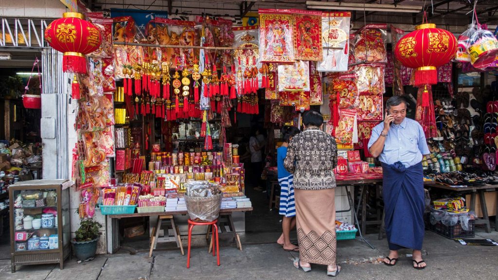 Ein Geschäft in Yangons Chinatown