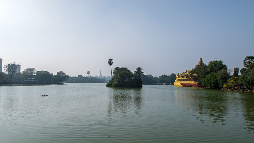 Ausblick auf den Kandawgyi Lake mit der Shwedagon Pagode im Hintergrund