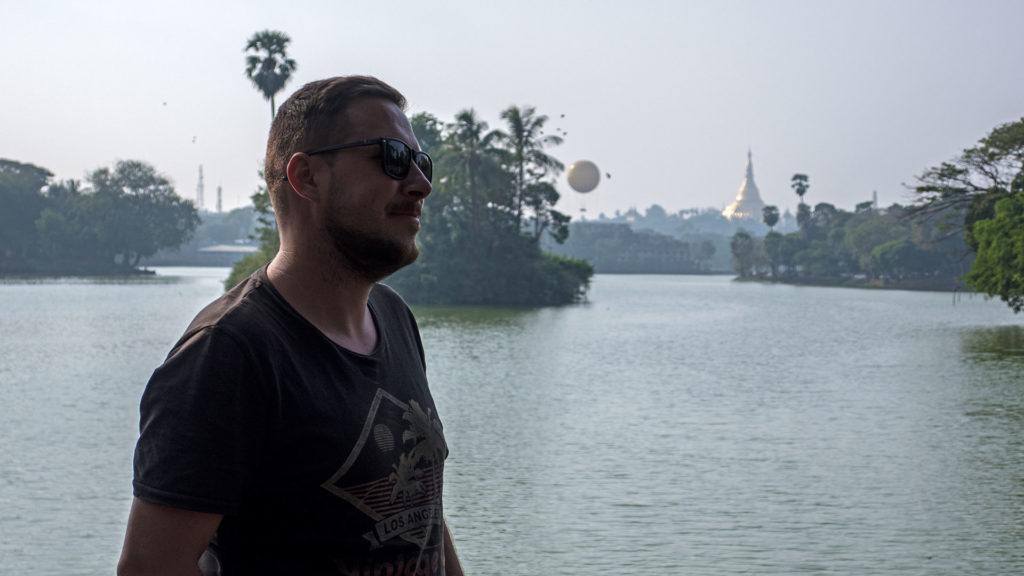 Tobi am Kandawgyi Lake mit Aussicht auf die Shwedagon Pagode