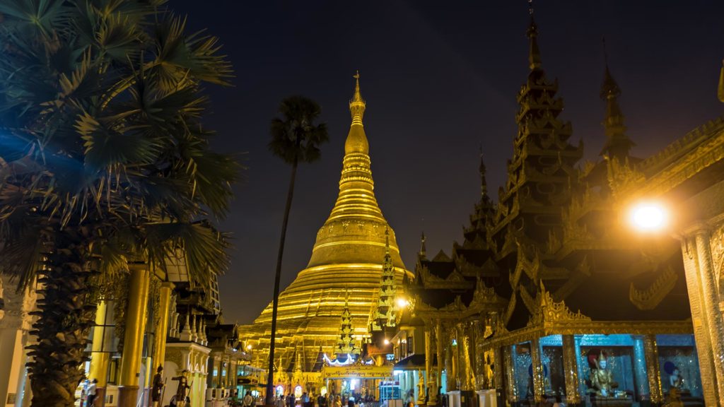 Die beleuchtete Shwedagon Pagode bei Nacht
