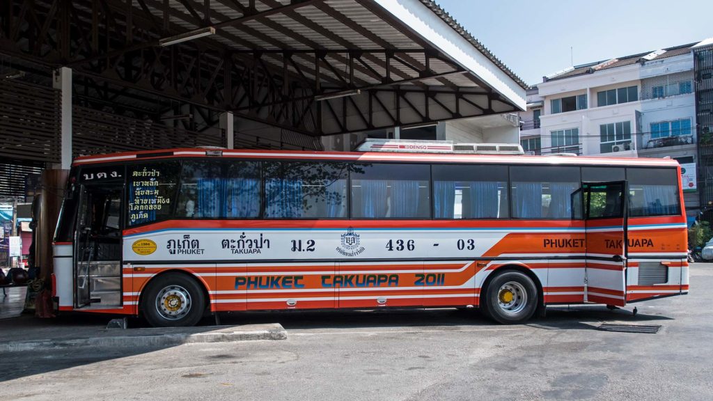 Der Bus in Richtung Khao Lak am Phuket Town Bus Terminal