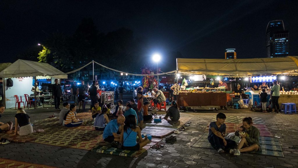 Der Phnom Penh Nachtmarkt an der Promenade