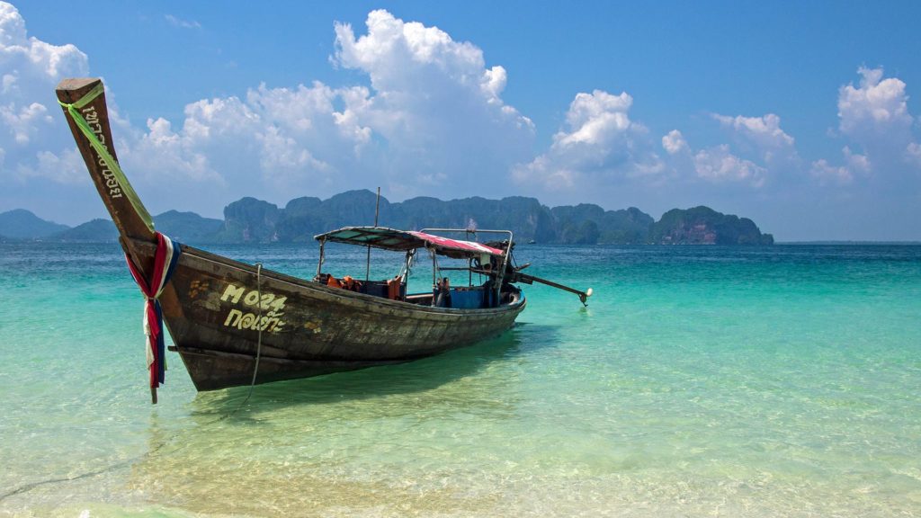 Barco de cola larga en Koh Poda en Krabi, sur de Tailandia