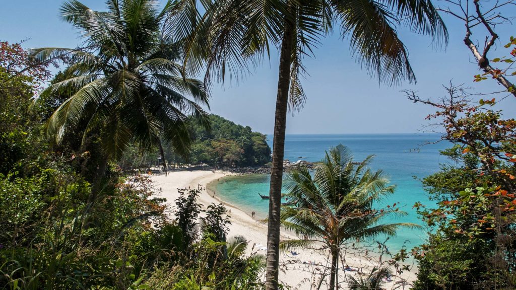 Pohled na pláž Freedom Beach v Phuketu