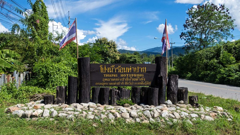 Schild zu den Tha Pai Hotsprings