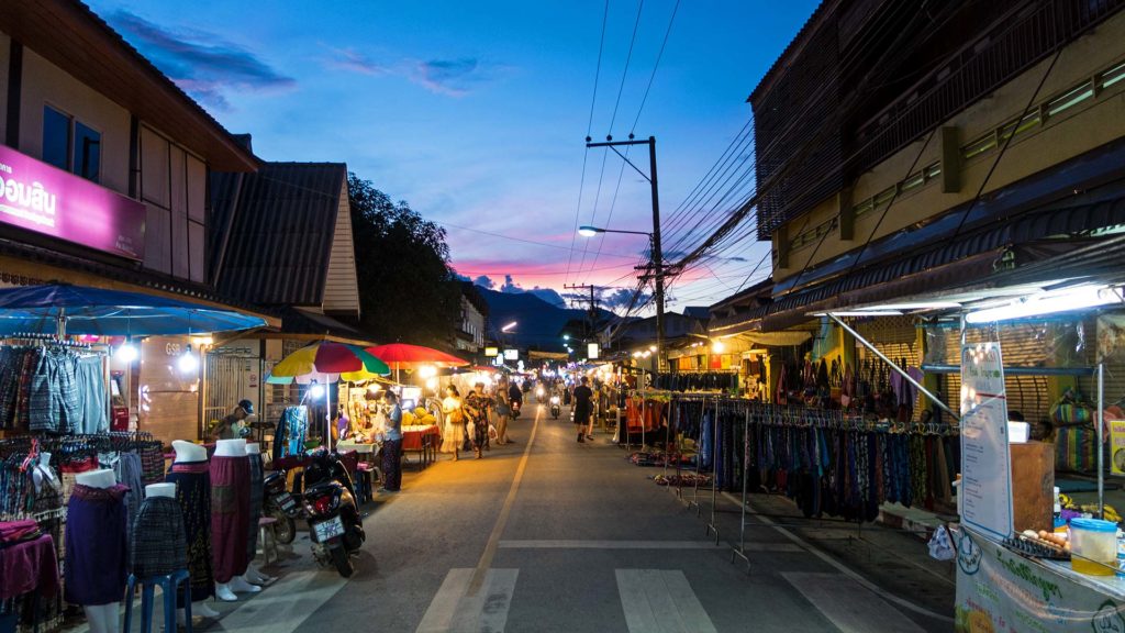 Die abendliche Walking Street in Pai