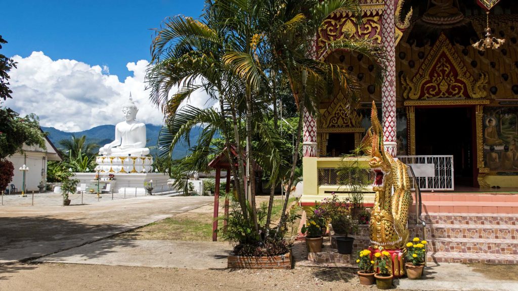 Der schöne Wat Mae Hee Tempel mit einem weißen Buddha