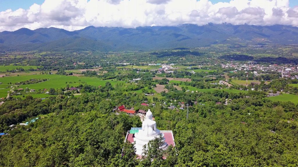 Aussicht vom weißen Buddha auf die Berge von Pai