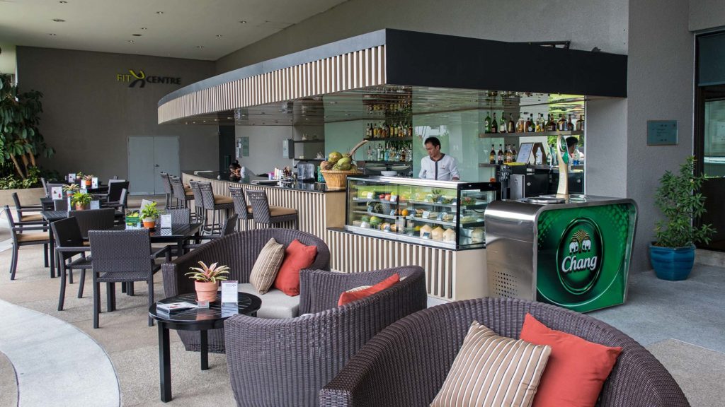 Die Pool Bar des Amari Watergate in Bangkok