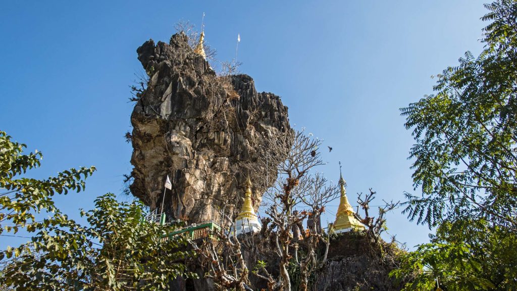 Die berühmte Kyauk Kalat Pagode auf dem Felsen