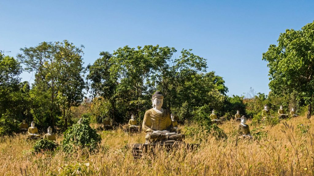 Buddha-Statuen im Lumbini Garden