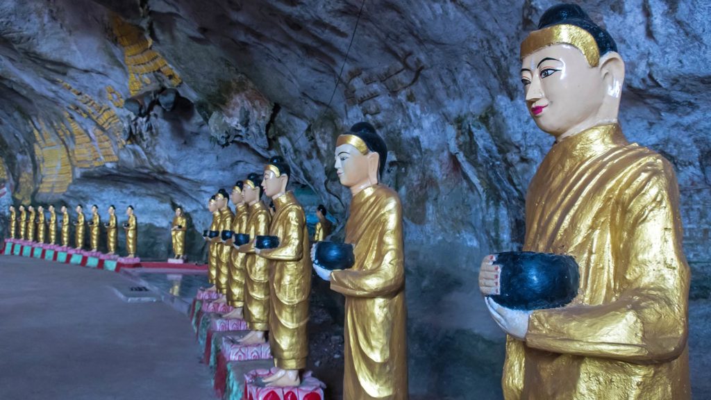 Buddha-Statuen im Sadan Cave von Hpa-An