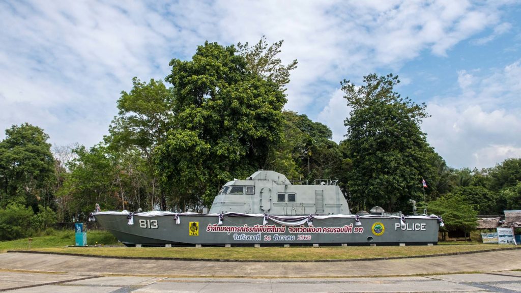 Das Polizeiboot 813 am Tsunami Boat 813 Memorial