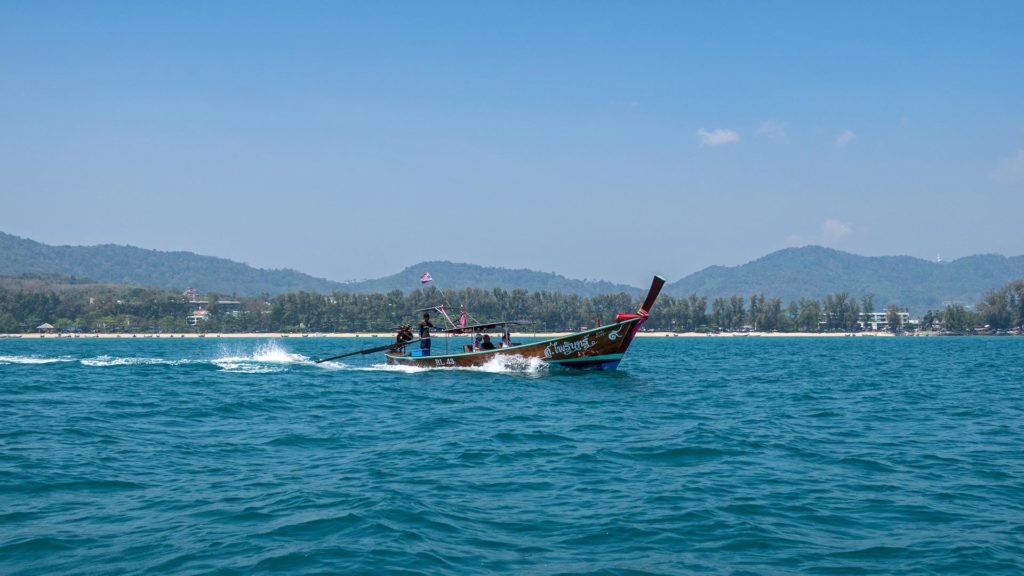 Longtailboot auf dem Weg von Phuket nach Koh Bon