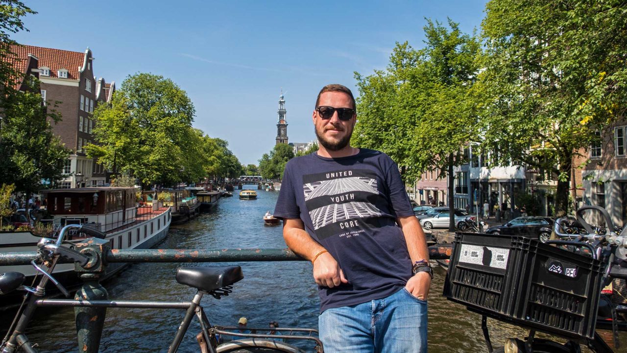 Tobi an einer der vielen Grachten von Amsterdam