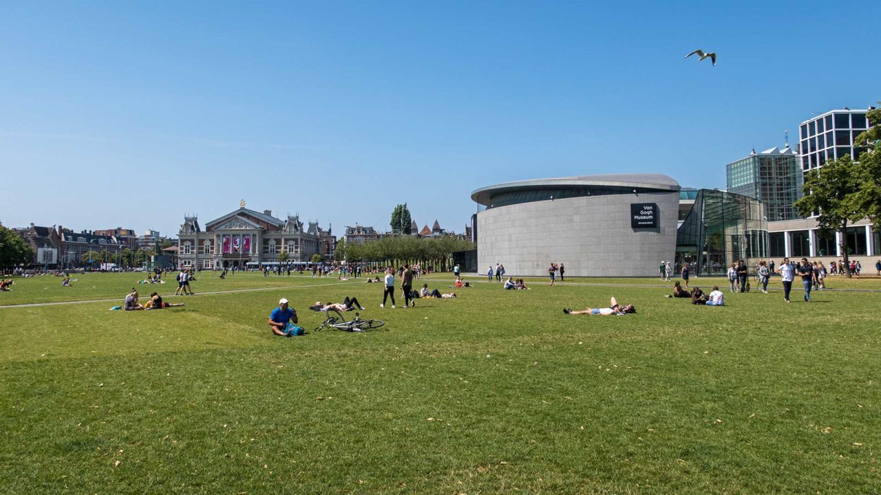 Das Museumplein mit dem Van Gogh Museum und vielen mehr in Amsterdam