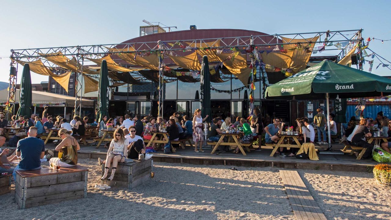 Die Pllek Strandbar an der NDSM Werft von Amsterdam