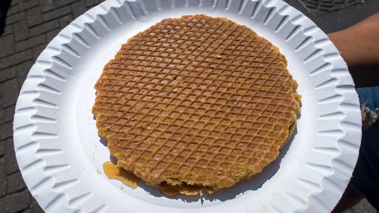 Eine heiße frische Stroopwafel, holländische Spezialität