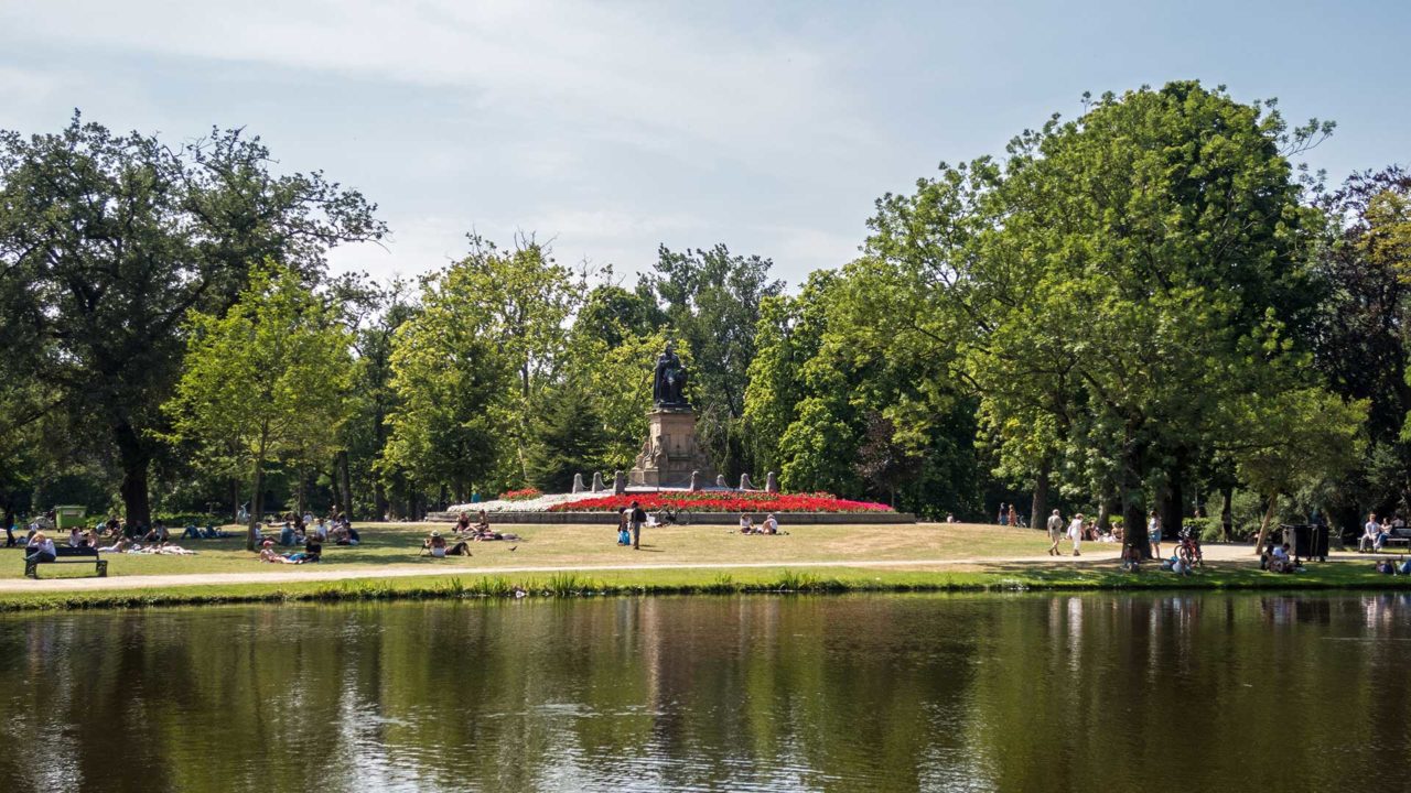 Der sonnige Vondelpark inmitten von Amsterdam