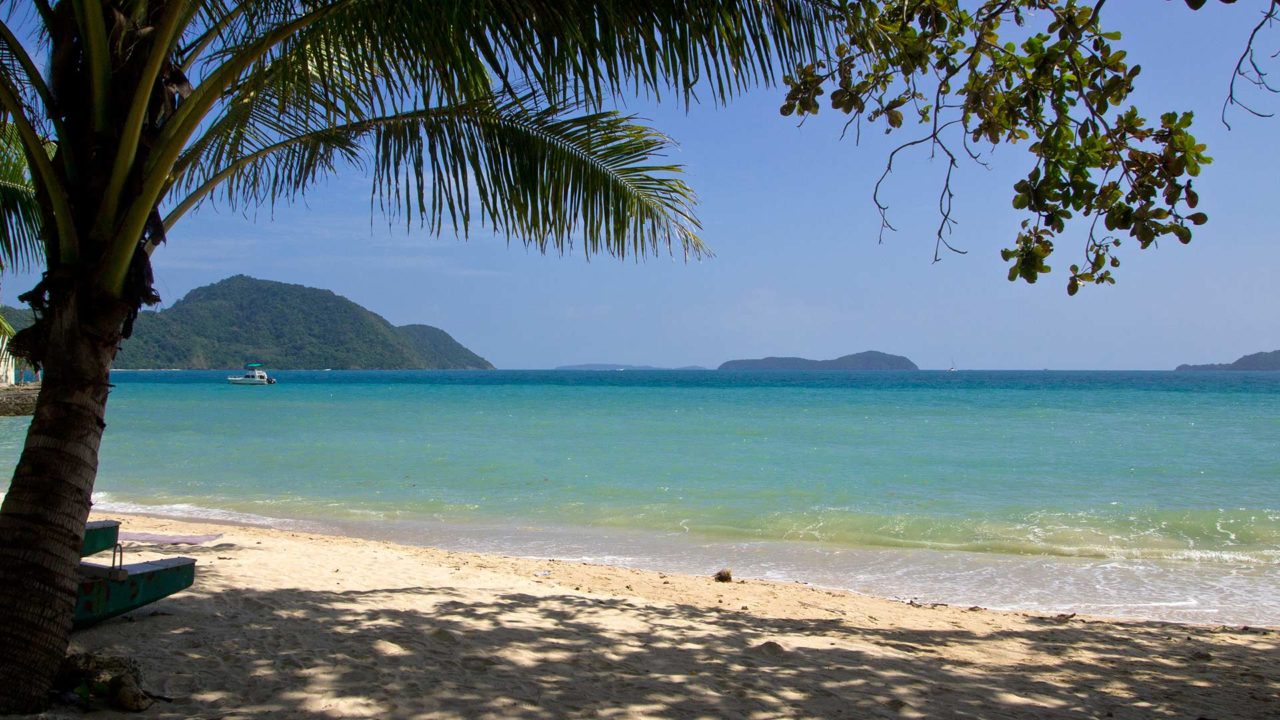 Der Ausblick vom Laem Ka Beach auf die umliegenden Inseln bei Phuket