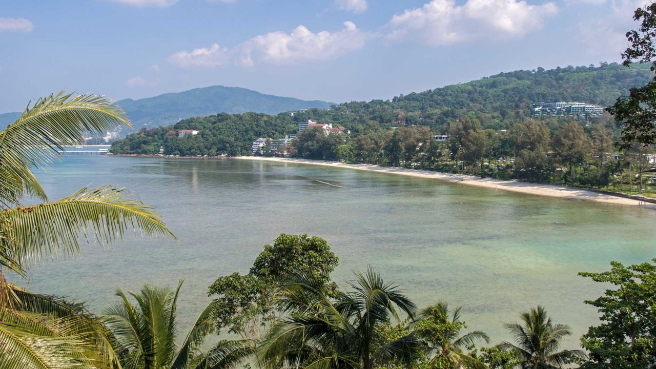 Der Ausblick auf Phukets Tri Trang Beach