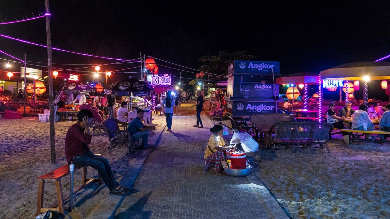 Der Ochheuteal Beach von Sihanoukville bei Nacht