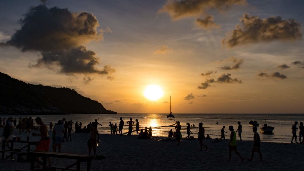 Sonnenaufgang nach der Full Moon Party am Haad Rin Beach auf Koh Phangan