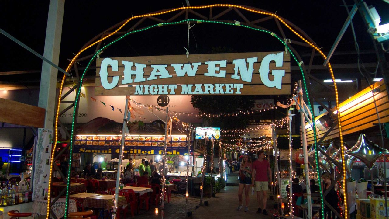 Der Chaweng Night Market gegenüber des Chaweng Lake auf Koh Samui