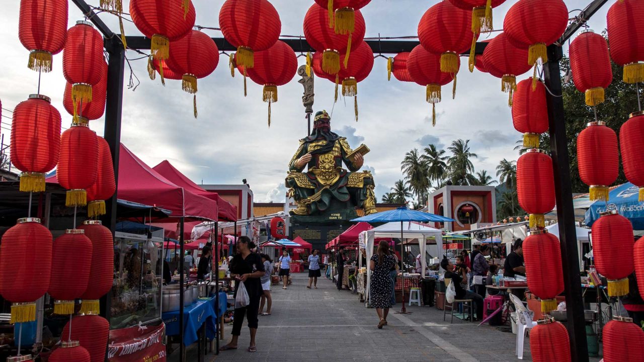 Der Hua Thanon Markt von Koh Samui am Guan Yu Shrine