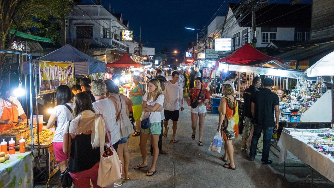 Die Maenam Walking Street von Koh Samui am Abend