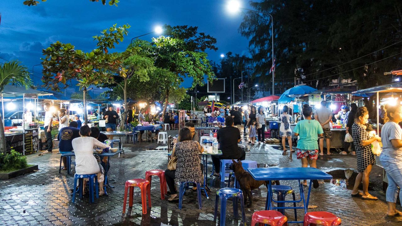 Der allabendliche Nathon Nachtmarkt an der Westküste Koh Samuis