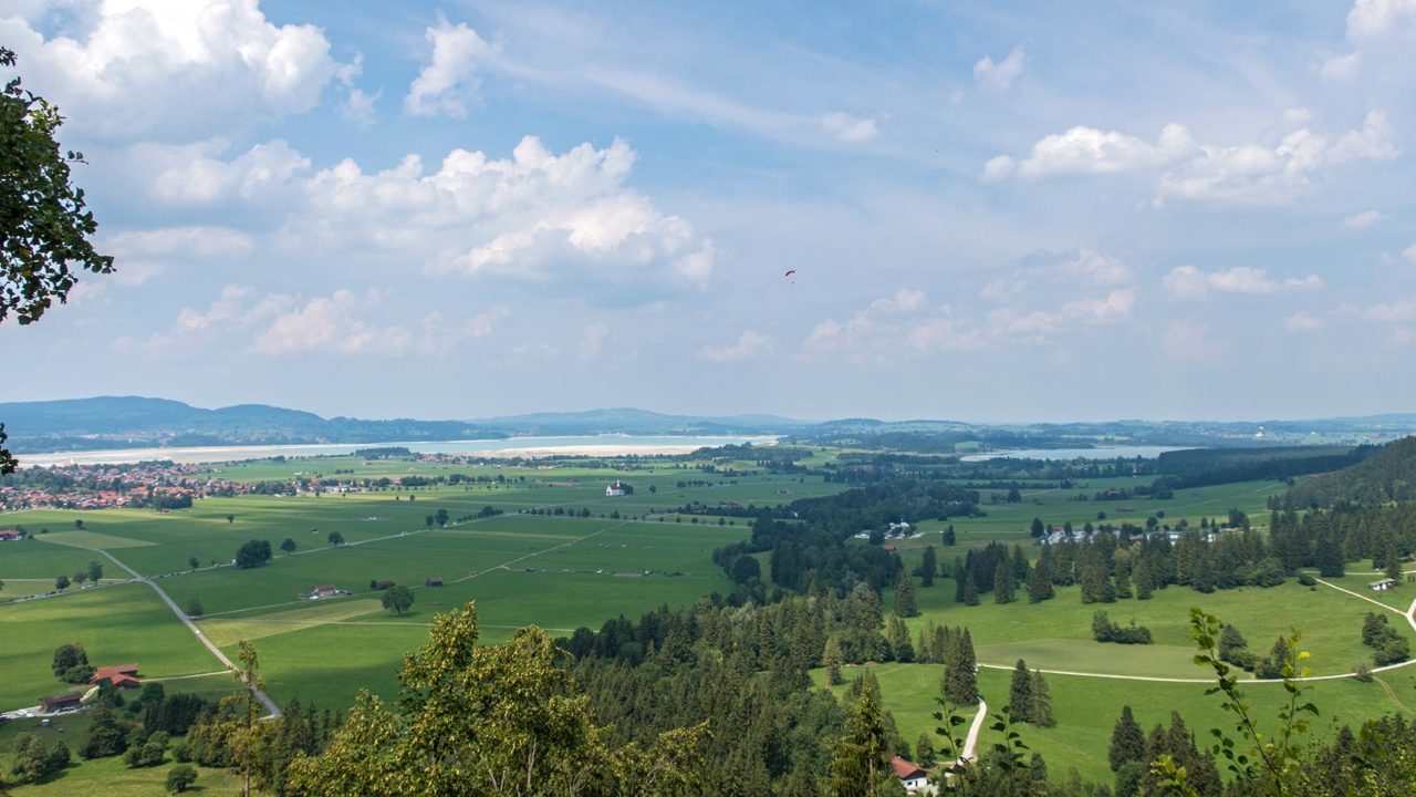 Die Aussicht von Schloss Neuschwanstein auf das Tal