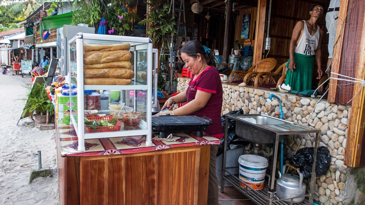 Sandwich-Verkäuferin im Koh Touch Village, Koh Rong